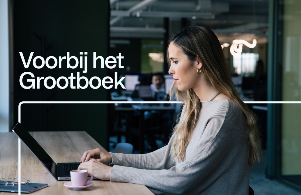 Een CFO die de Payhawk-nieuwsbrief leest